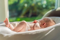Nên tắm nắng cho trẻ sơ sinh lúc mấy giờ? Cách thực hiện & lưu ý